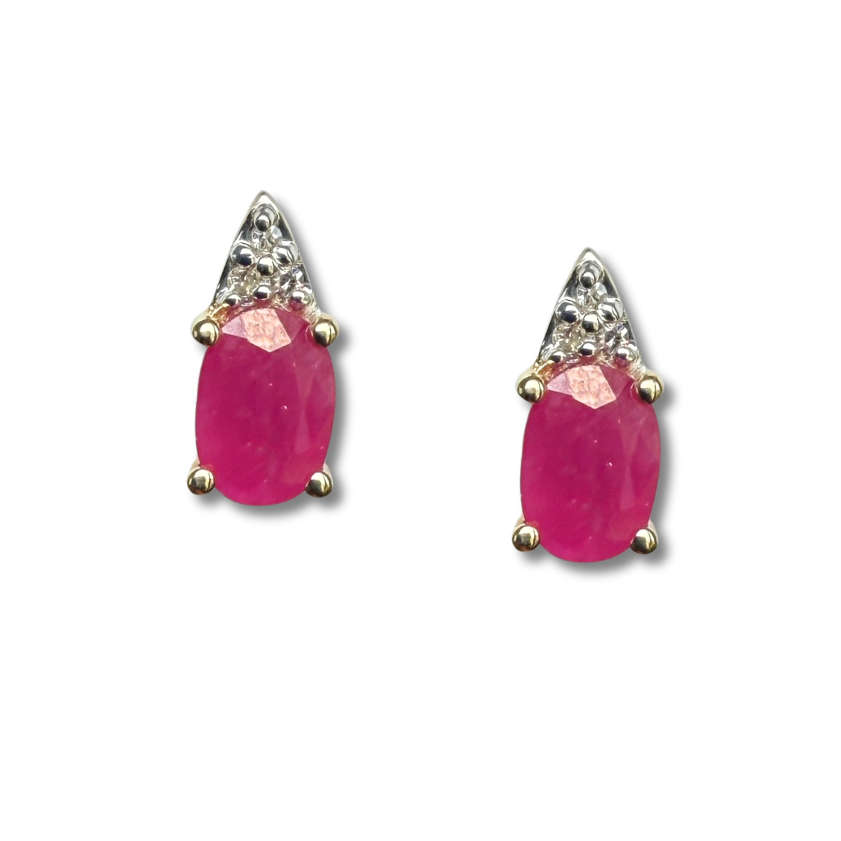 Aretes en oro amarillo 10k con rubí ovalado y 3 diamantes 0.03ctw.