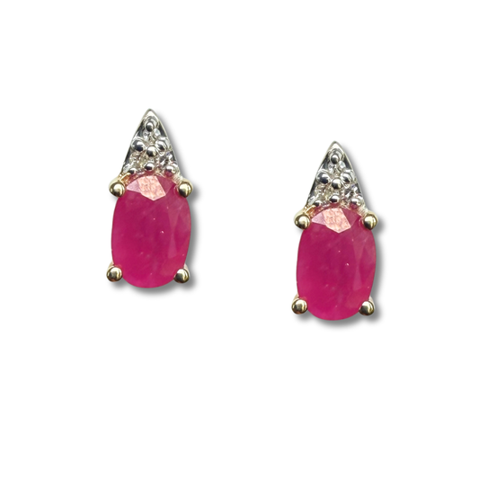 Aretes en oro amarillo 10k con rubí ovalado y 3 diamantes 0.03ctw.