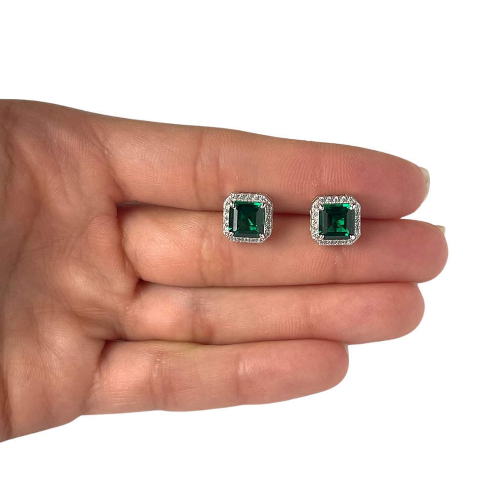 Aretes de plata con circonita cuadrada verde y halo de circonitas blancas