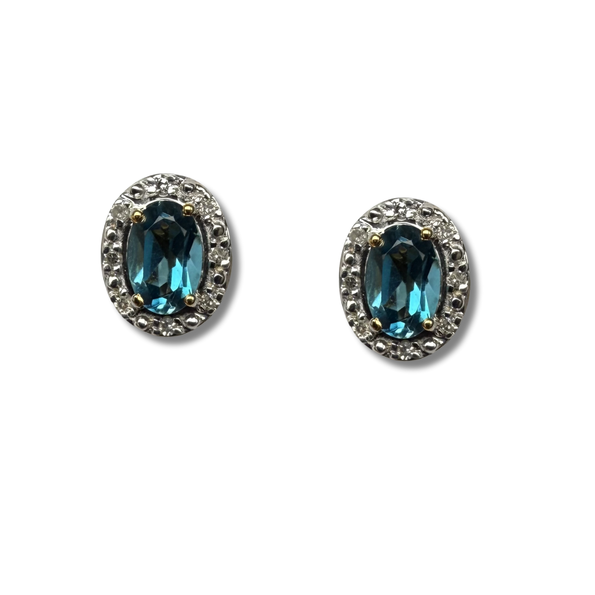 Aretes en oro amarillo 10K con topacio london blue ovalado y halo de diamantes 0.09ctw