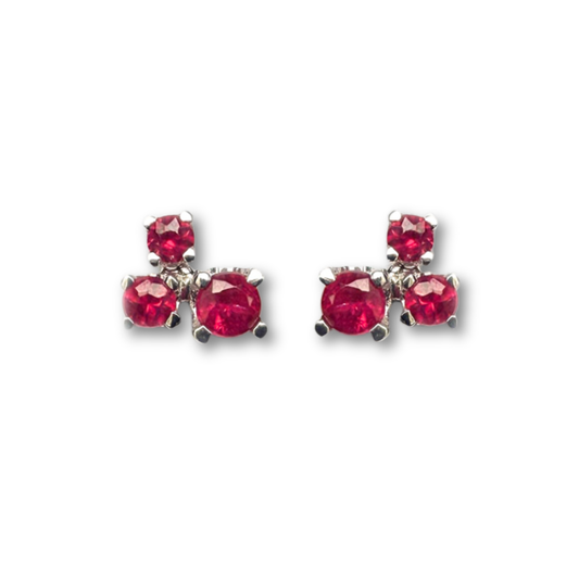 Aretes en oro blanco 14K con tres rubíes redondos