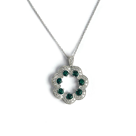 Collar de plata con medallón de esmeraldas y diamantes de laboratorio 1.35ctw