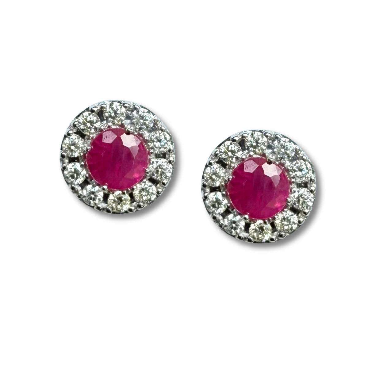 Aretes en oro blanco 14K con rubí redondo y halo de diamantes 0.20ctw