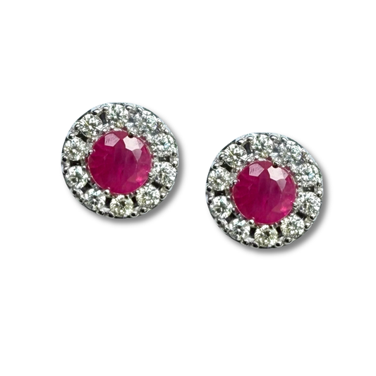 Aretes en oro blanco 14K con rubí redondo y halo de diamantes 0.20ctw