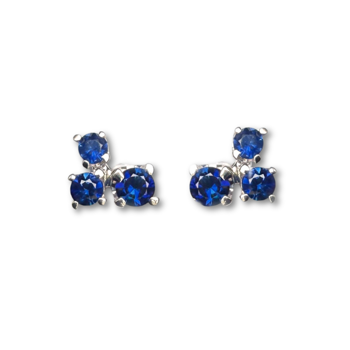 Aretes en oro blanco 14K con tres zafiros redondos