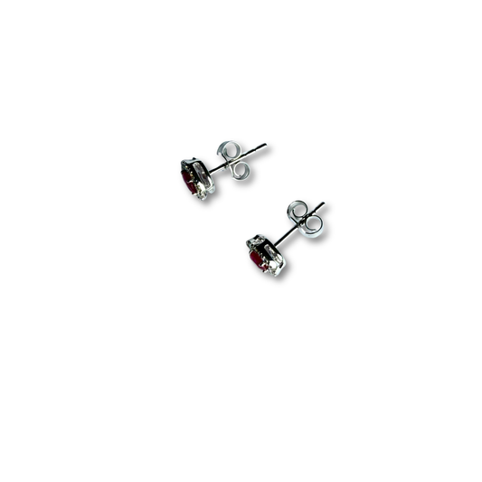 Aretes en oro blanco 14K con rubí redondo y halo de diamantes 0.20ctw