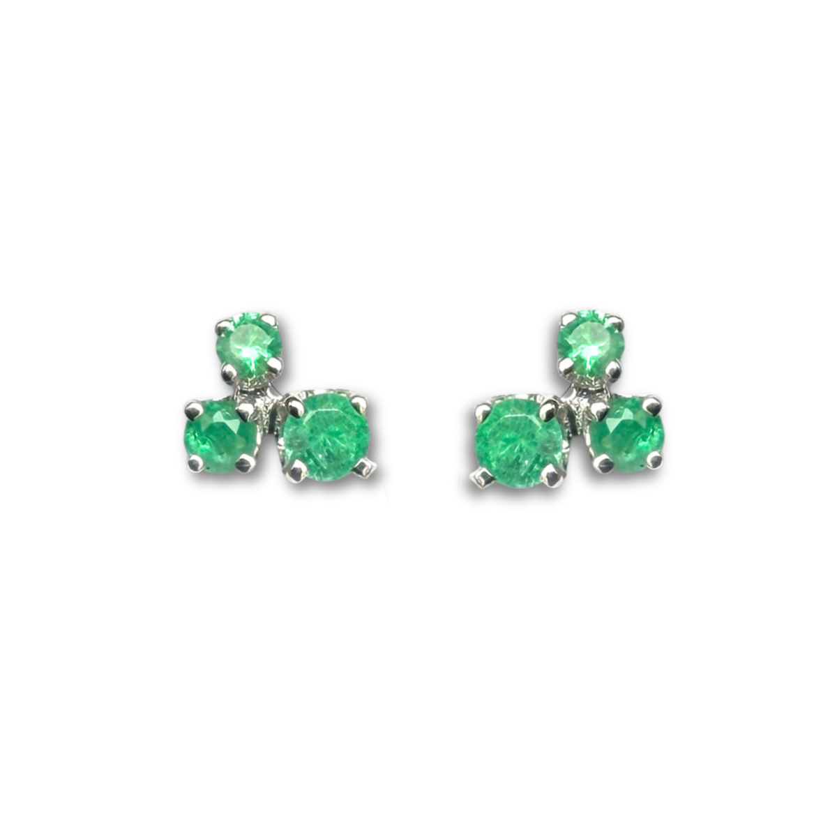 Aretes en oro blanco 14K con tres esmeraldas redondas
