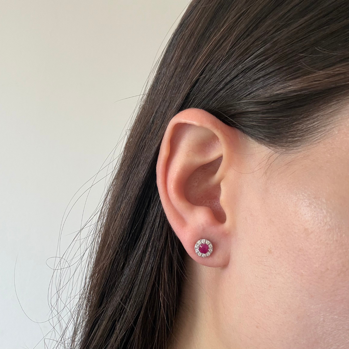 Aretes en oro blanco 14K con rubí redondo y halo de diamantes 0.20ctw