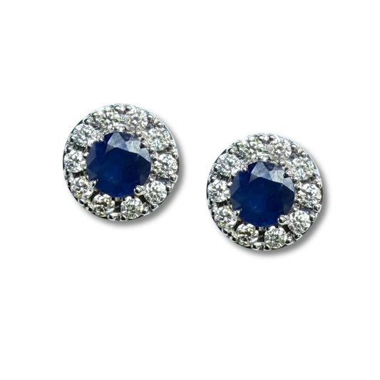 Aretes en oro blanco 14K con zafiro redondo y halo de diamantes 0.20ctw