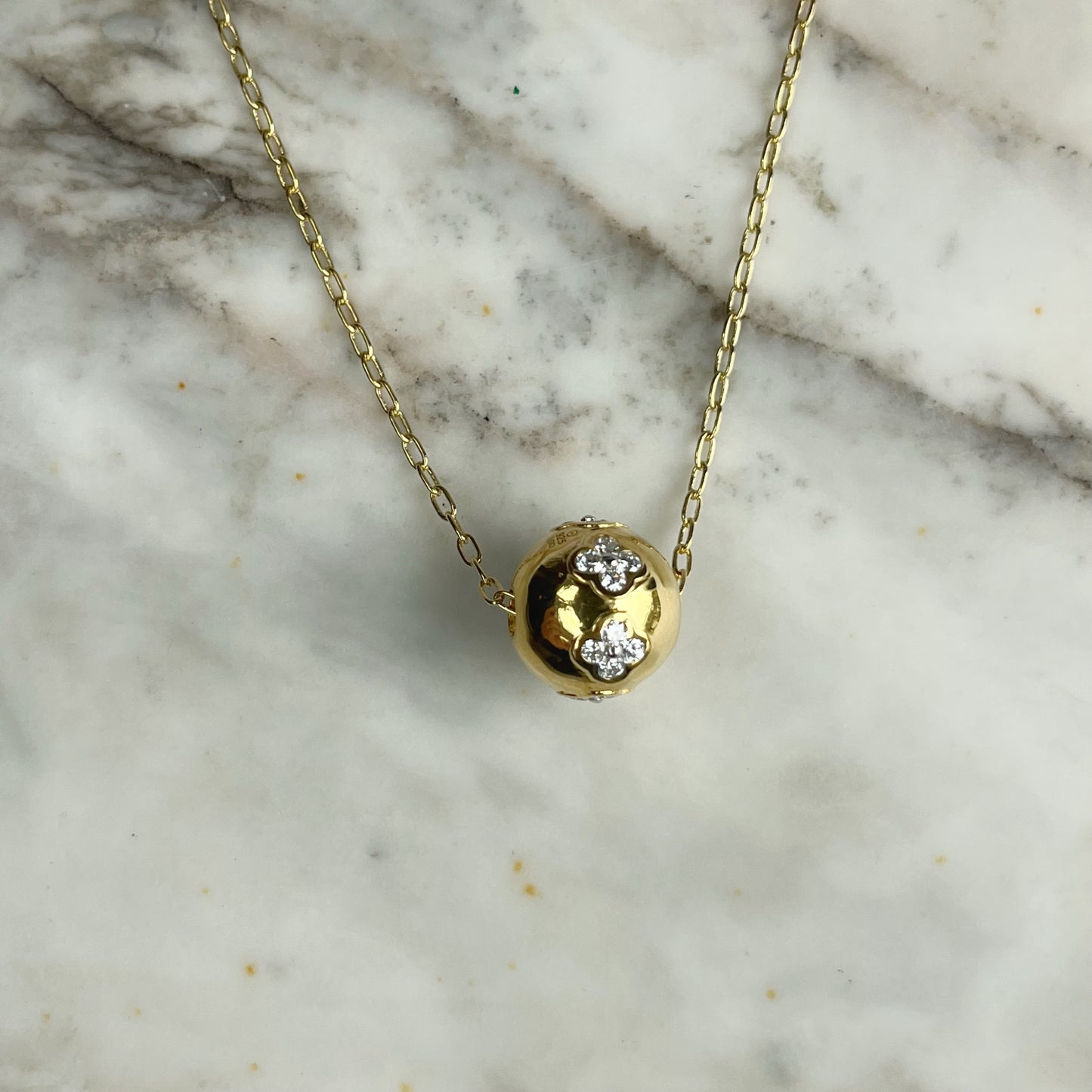 Cadena de plata con baño de oro amarillo con bolita con diamantes de laboratorio 1ctw