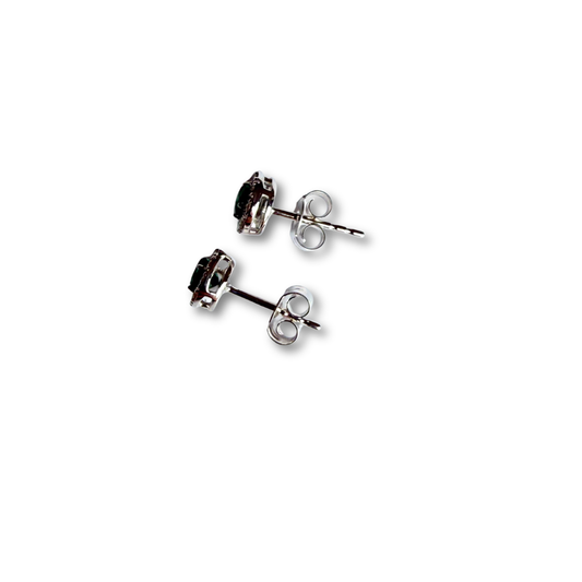 Aretes en oro blanco 14K con zafiro redondo y halo de diamantes 0.20ctw