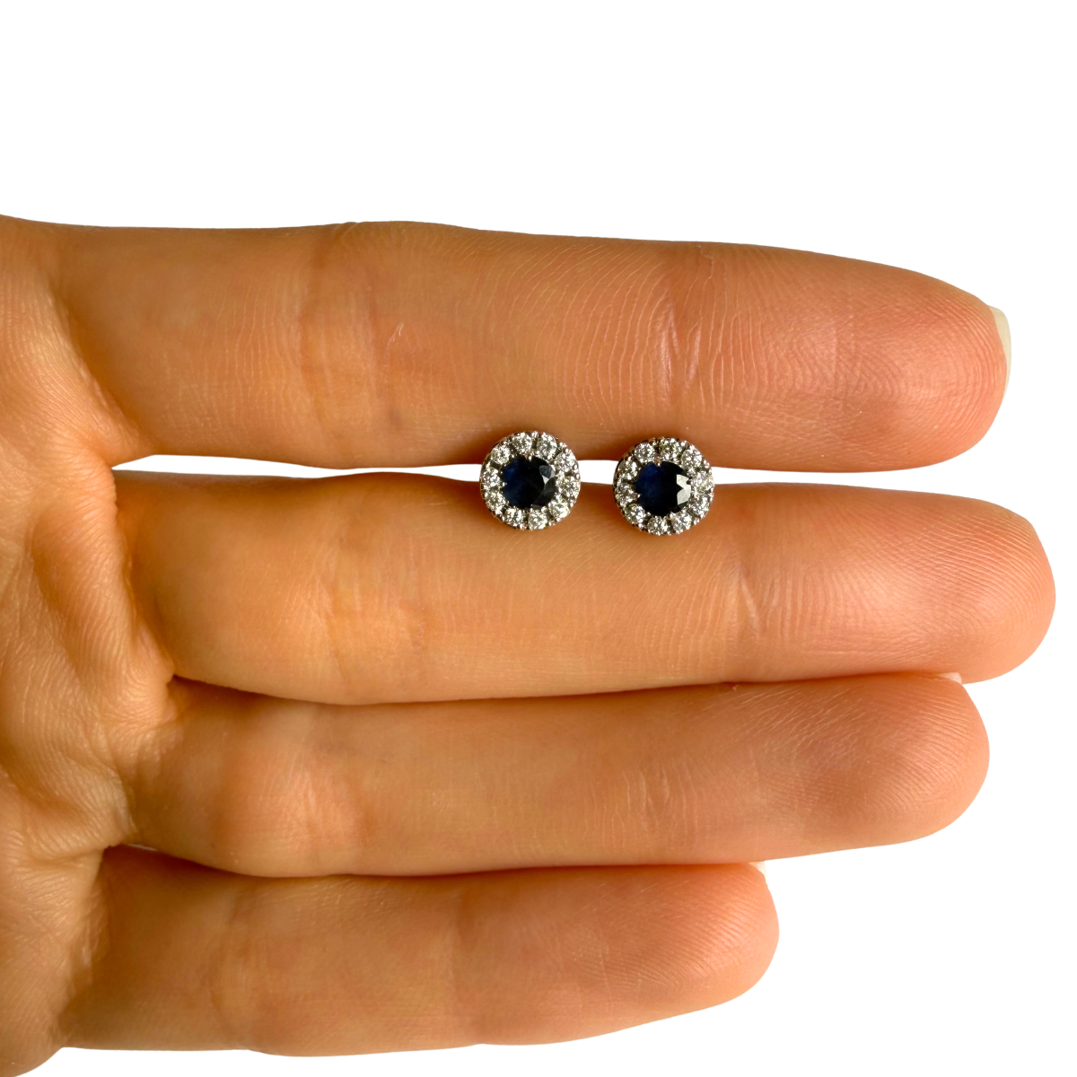 Aretes en oro blanco 14K con zafiro redondo y halo de diamantes 0.20ctw