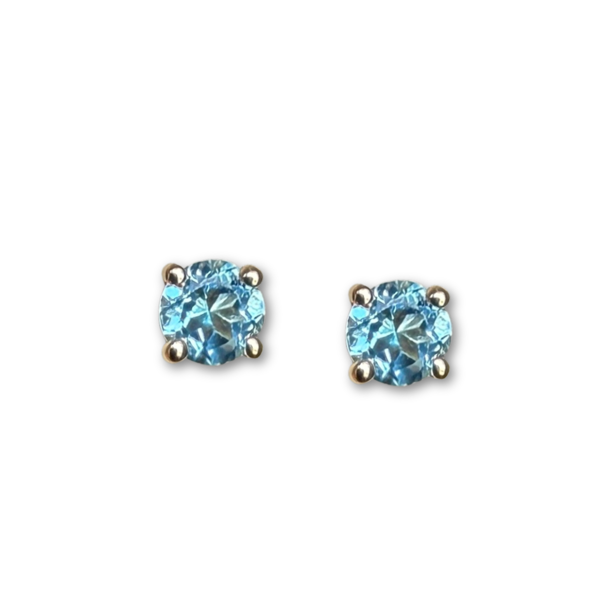 Aretes en oro amarillo 14K studs de topacio azul 0.26ctw