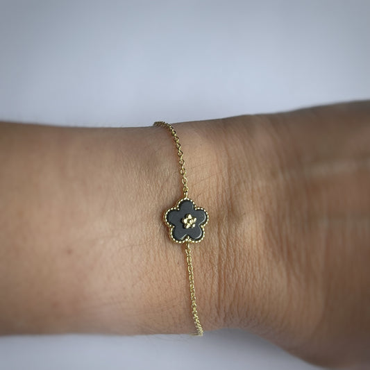 Pulsera de plata con baño de oro con flor de esmalte negro