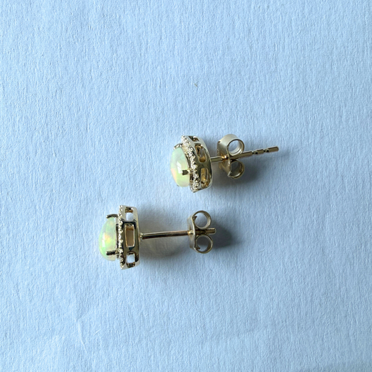Aretes en oro amarillo 10k con opalos en forma de gota y halo de diamantes 0.18ctw