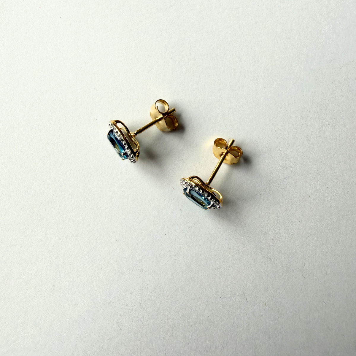 Aretes en oro amarillo 10K con topacio london blue ovalado y halo de diamantes 0.09ctw
