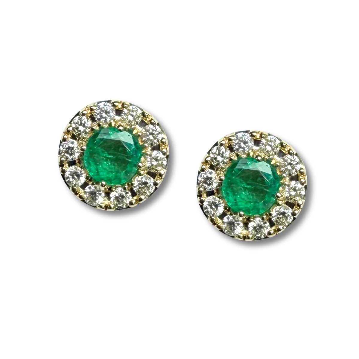 Aretes en oro amarillo 14K con esmeralda redonda y halo de diamantes 0.20ctw