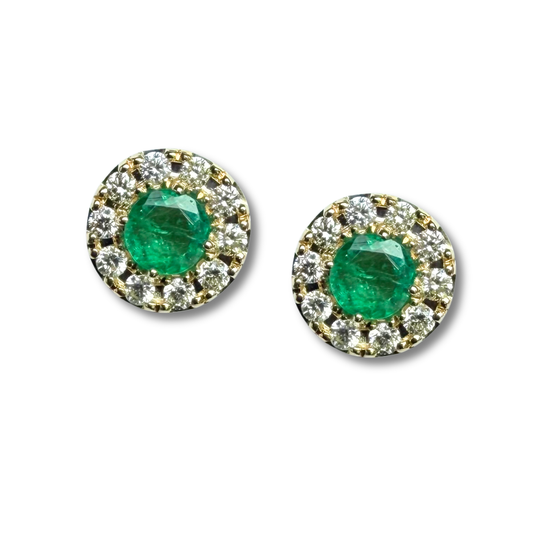 Aretes en oro amarillo 14K con esmeralda redonda y halo de diamantes 0.20ctw