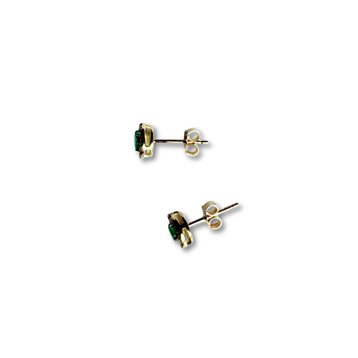 Aretes en oro amarillo 14K con esmeralda redonda y halo de diamantes 0.20ctw
