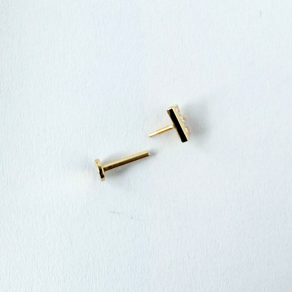 Arete piercing barrita de oro amarillo 14k y 3 circonitas