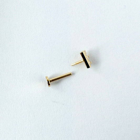 Arete piercing barrita de oro amarillo 14k y 3 circonitas