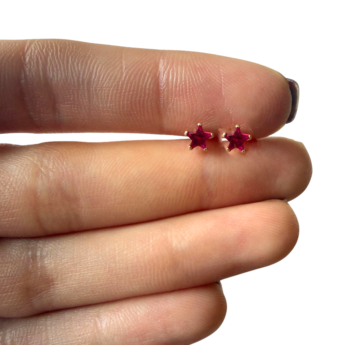 Aretes estrella con circón fucsia en oro amarillo 14K con tope rosca