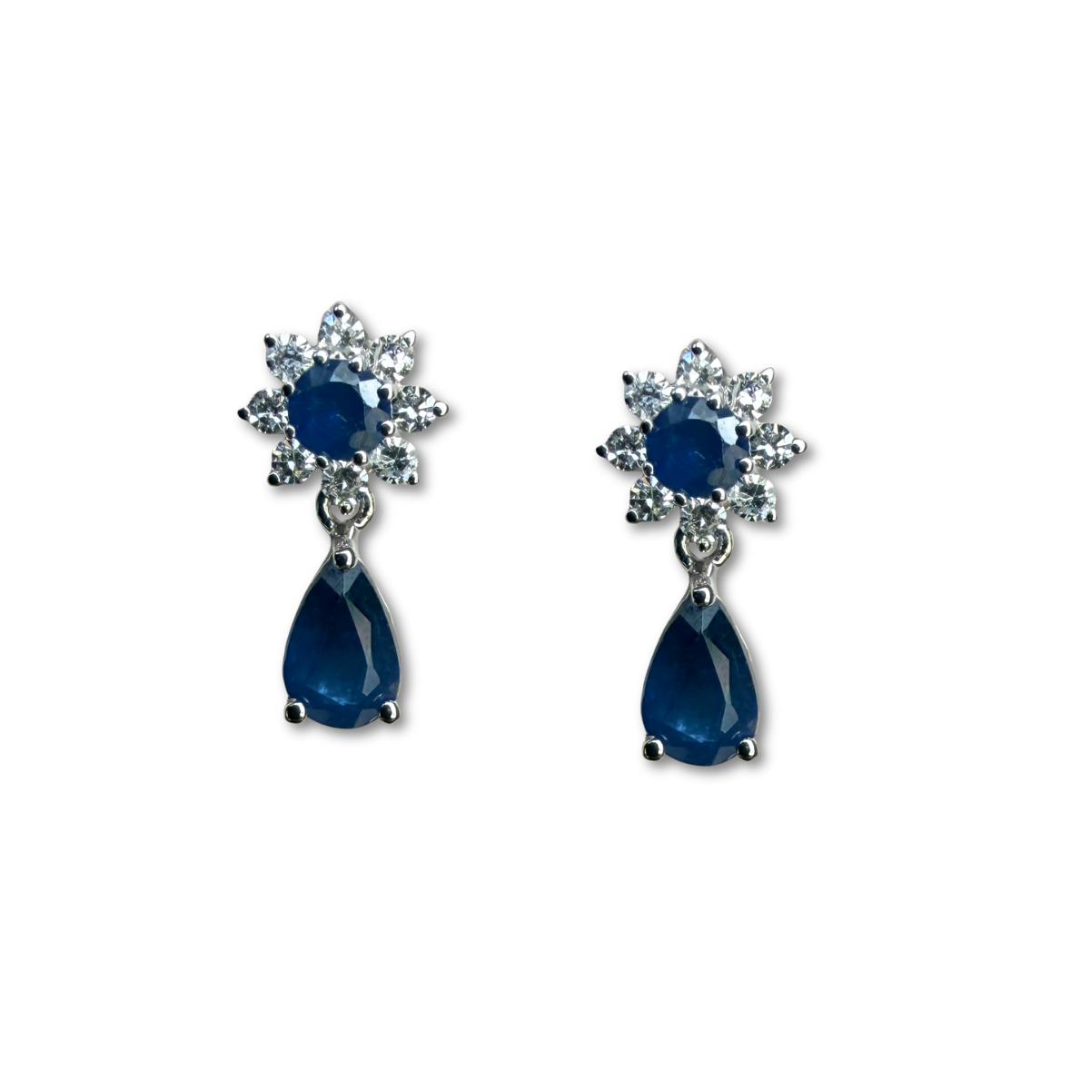 Aretes en oro amarillo 10K con flor de diamantes y centro de zafiro y gota de zafiro colgante