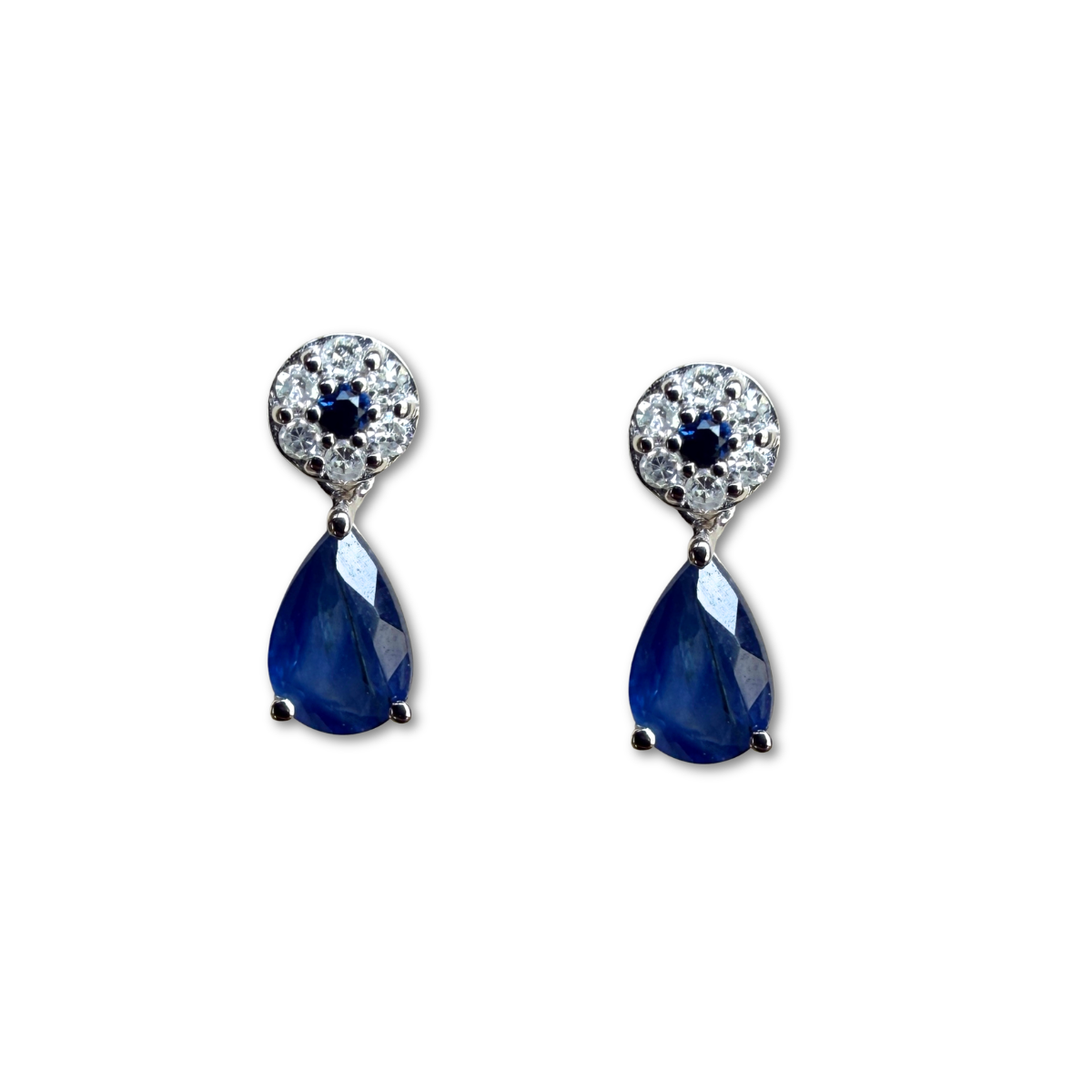 Aretes en oro blanco 10K con círculo de diamantes y centro de zafiro con gota de zafiro colgante