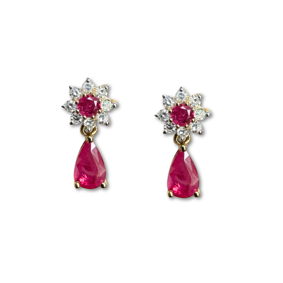 Aretes en oro amarillo 10K con flor de diamantes y centro de rubí y gota de rubí colgante