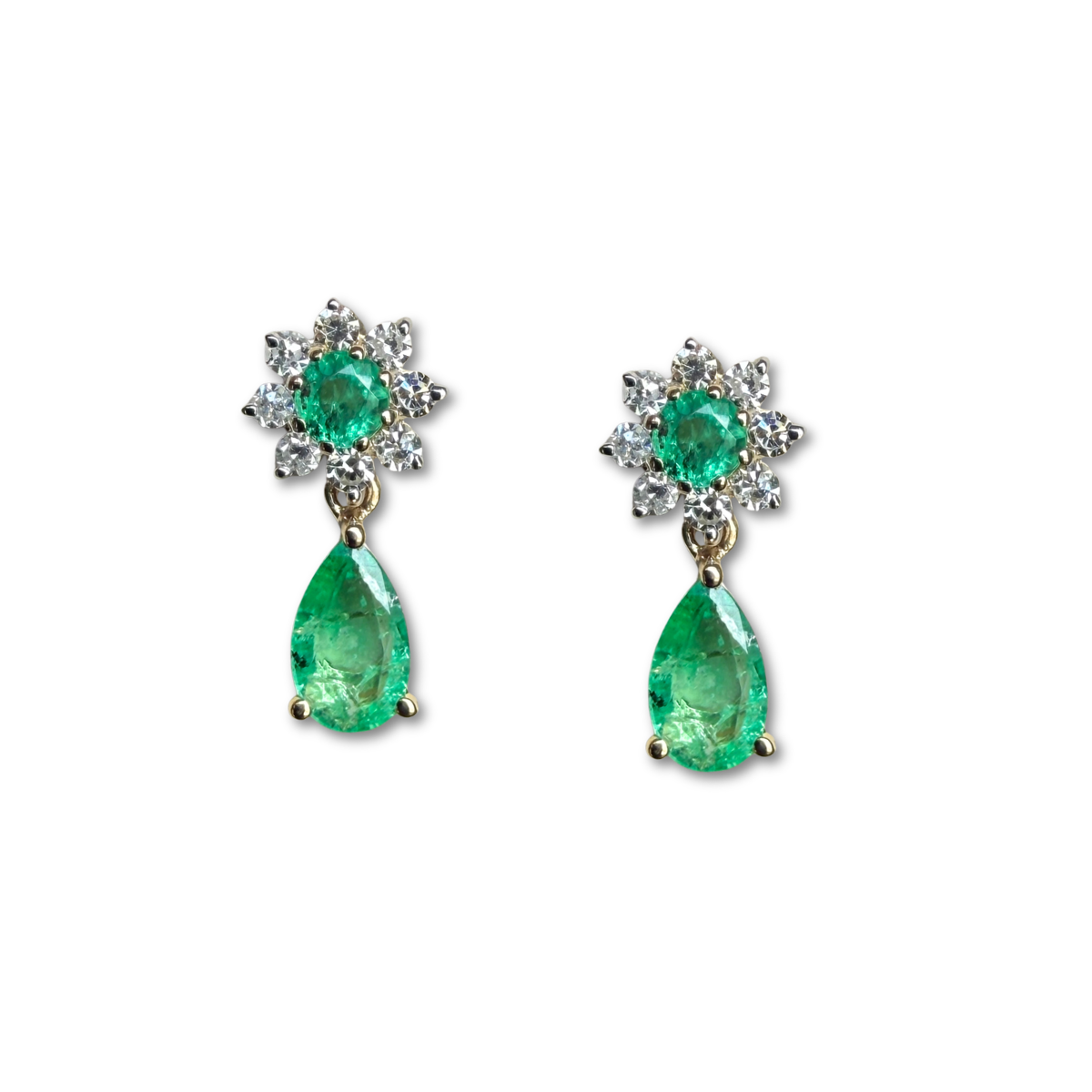 Aretes en oro amarillo 10K con flor de diamantes y centro de esmeralda y gota de esmeralda