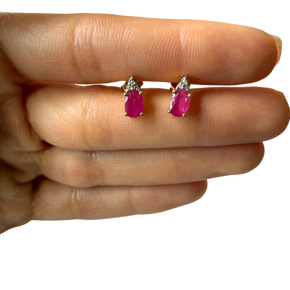 Aretes en oro amarillo 10k con rubí ovalado y 3 diamantes 0.03ctw.