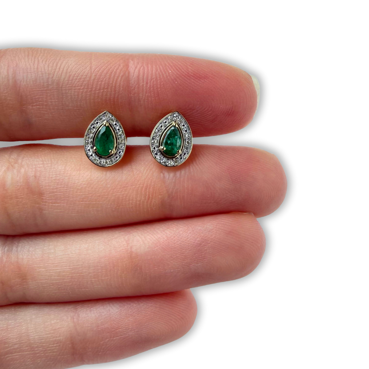 Aretes en oro amarillo 10K con gota de esmeralda y halo de diamantes 0.07ctw