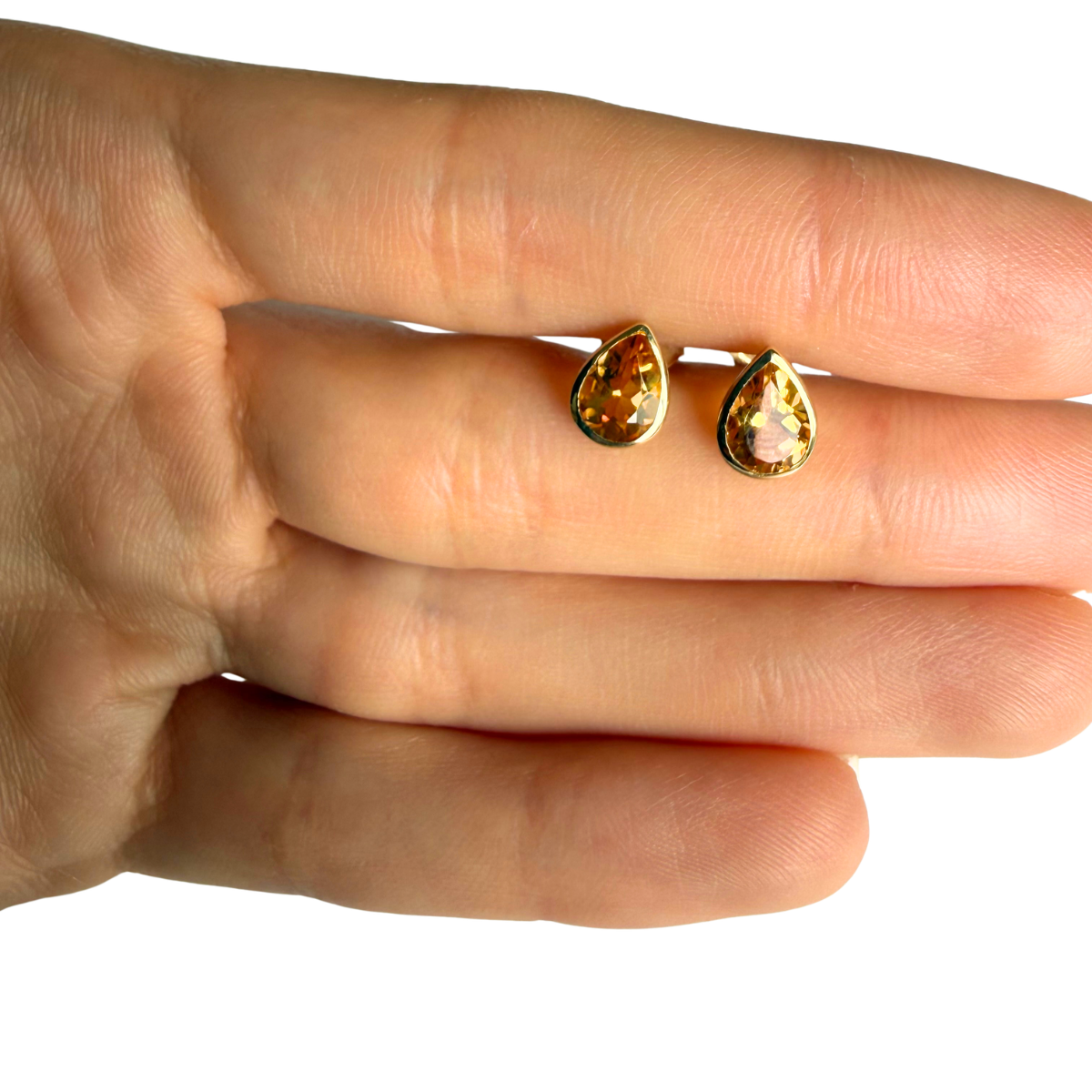 Aretes en oro amarillo 10K con gotas de citrino biselado