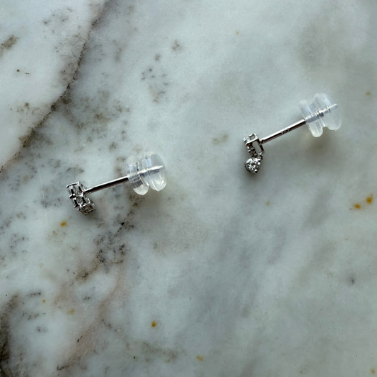 Aretes en oro 14K blanco de trío de diamantes con diamante colgante 0.15ctw
