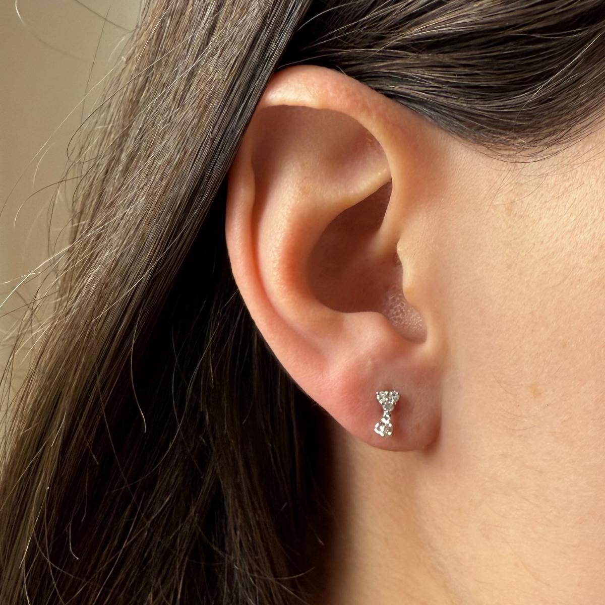 Aretes en oro 14K blanco de trío de diamantes con diamante colgante 0.15ctw