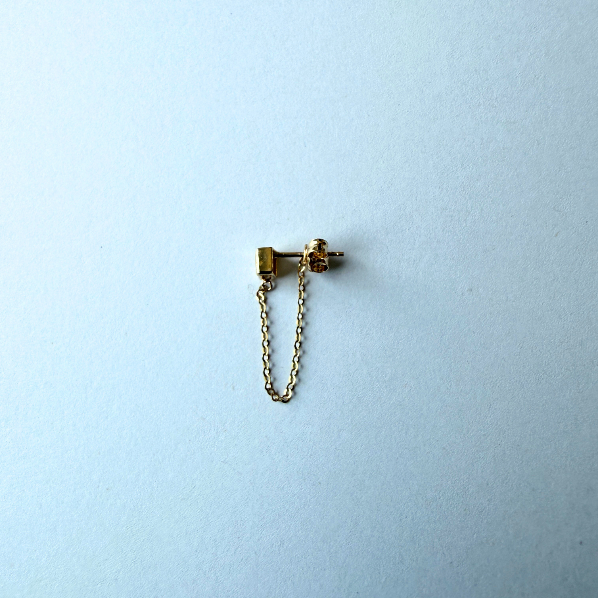 Arete en oro amarillo 14k con rombo de circonita y cadena colgante