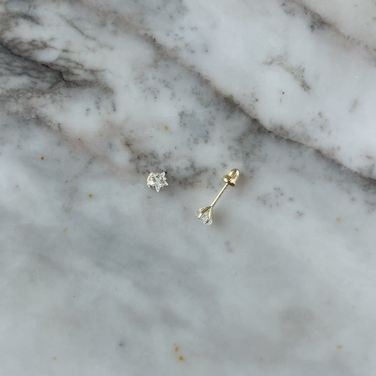 Aretes en oro amarillo 14K con estrella de circonita blanca con tope rosca