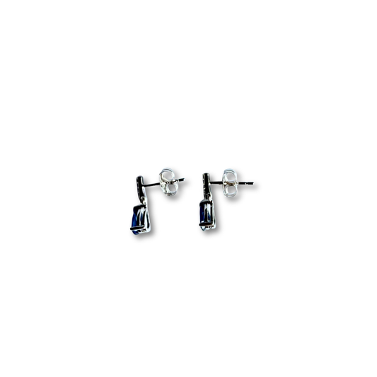 Aretes en oro blanco 10K con gota de zafiro y barrita de diamantes