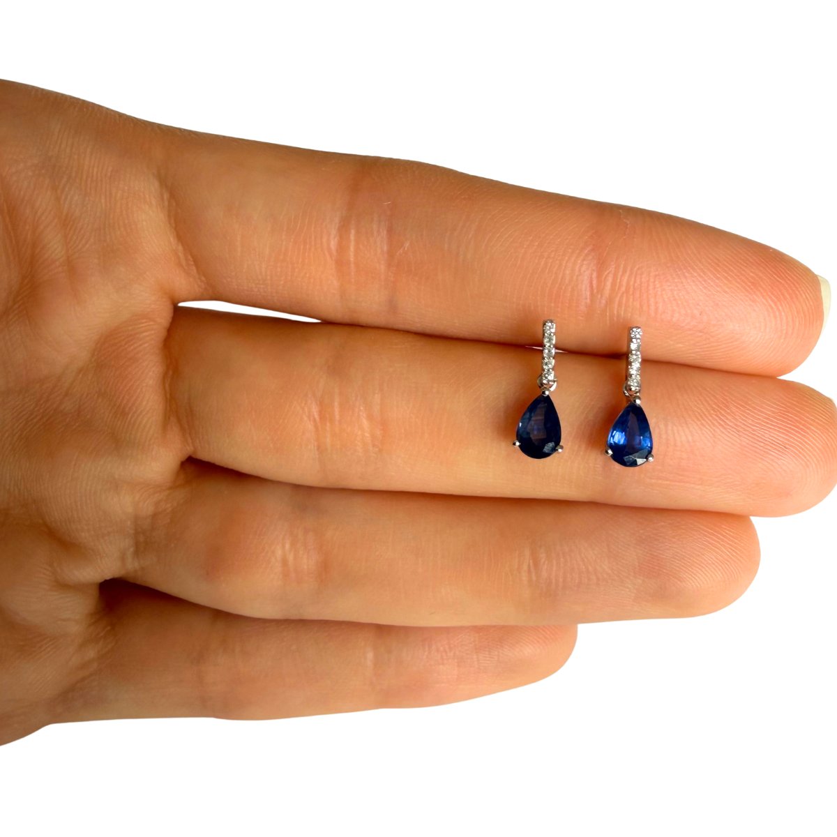 Aretes en oro blanco 10K con gota de zafiro y barrita de diamantes