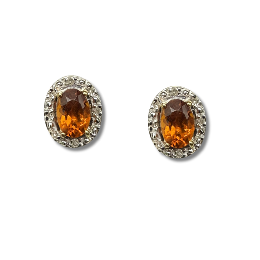 Aretes en oro amarillo 10K con citrino ovalado y halo de diamantes 0.09ctw