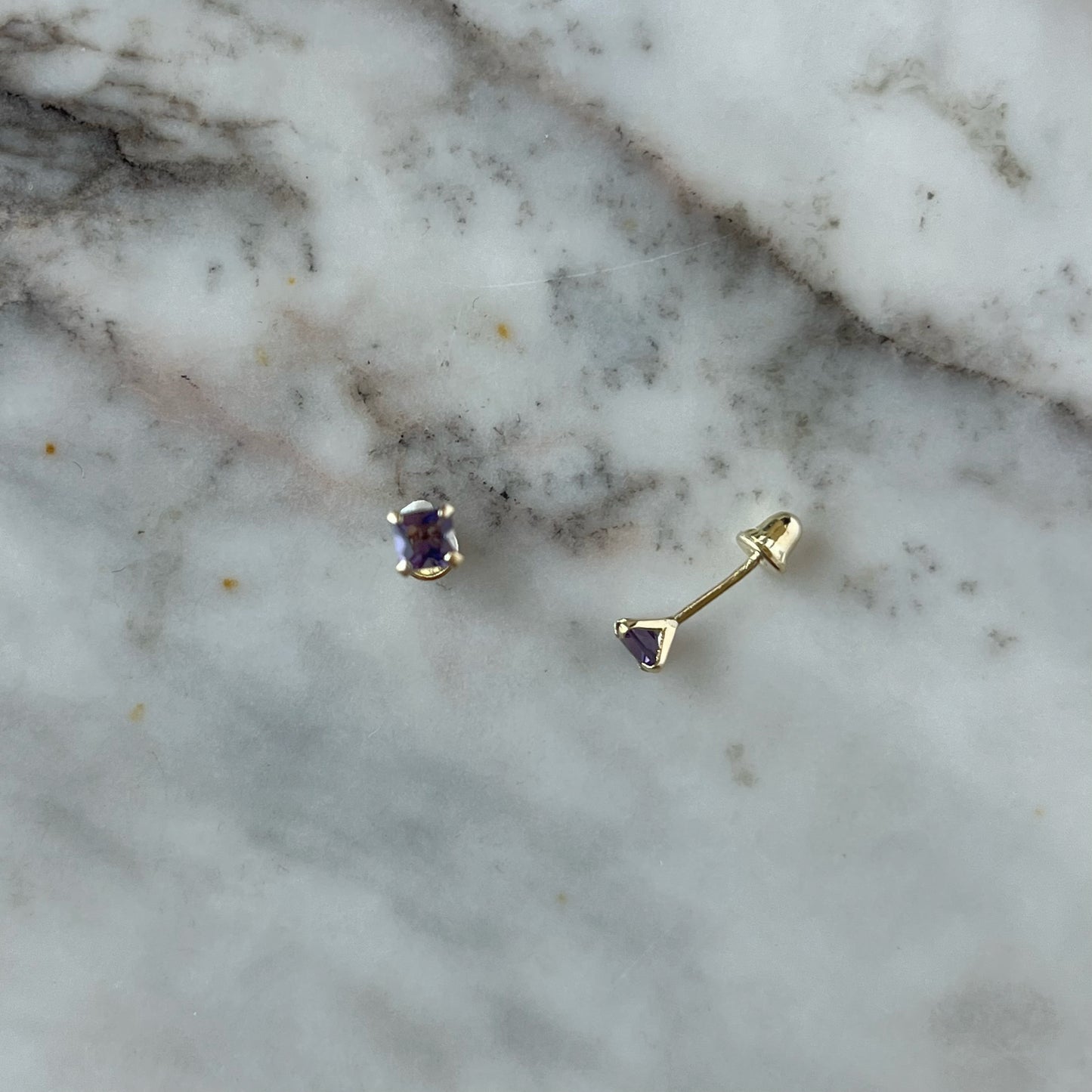 Aretes en oro amarillo 14K con circonita cuadrada morada con tope rosca