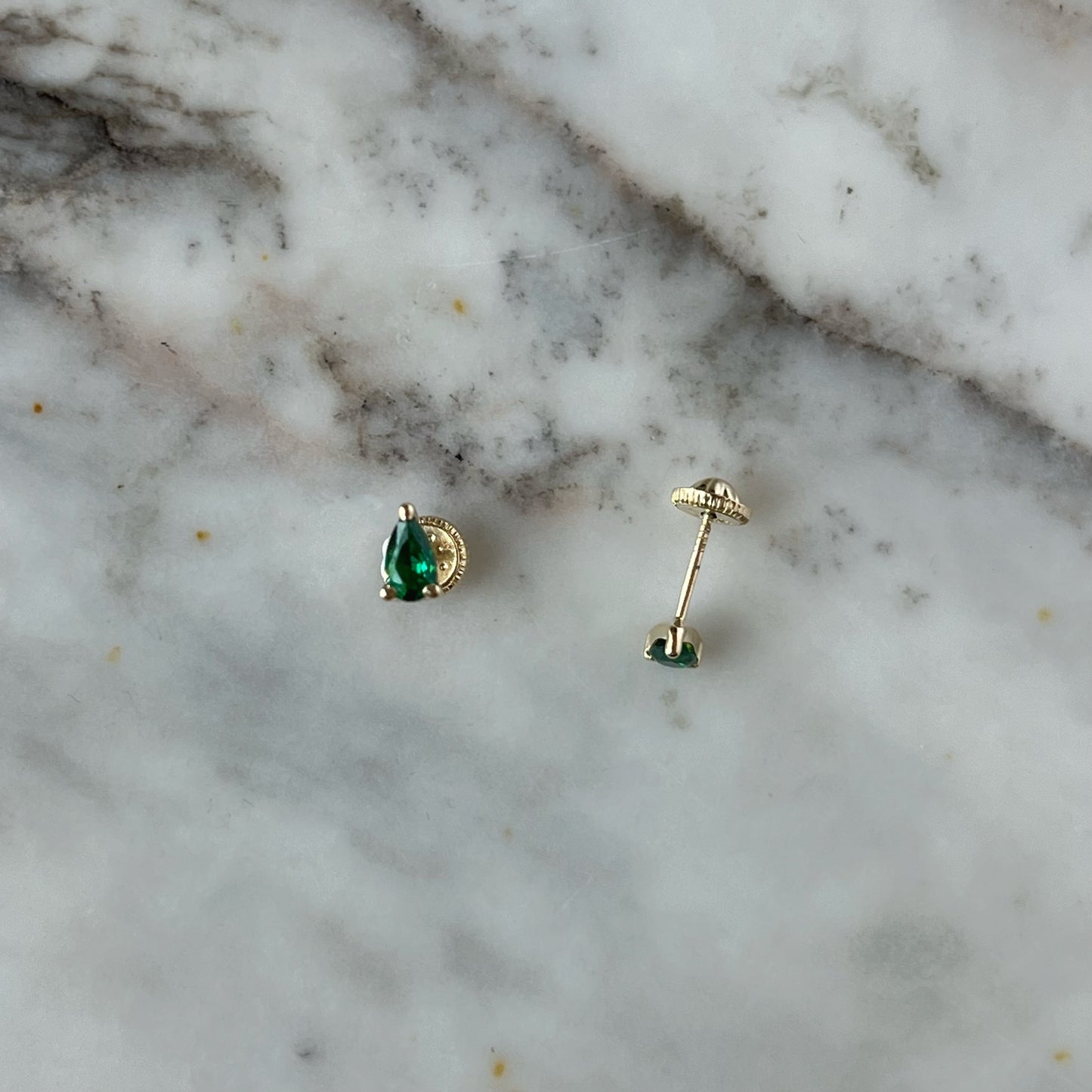 Aretes en oro amarillo 14K en forma de gota con circonita verde con tope rosca