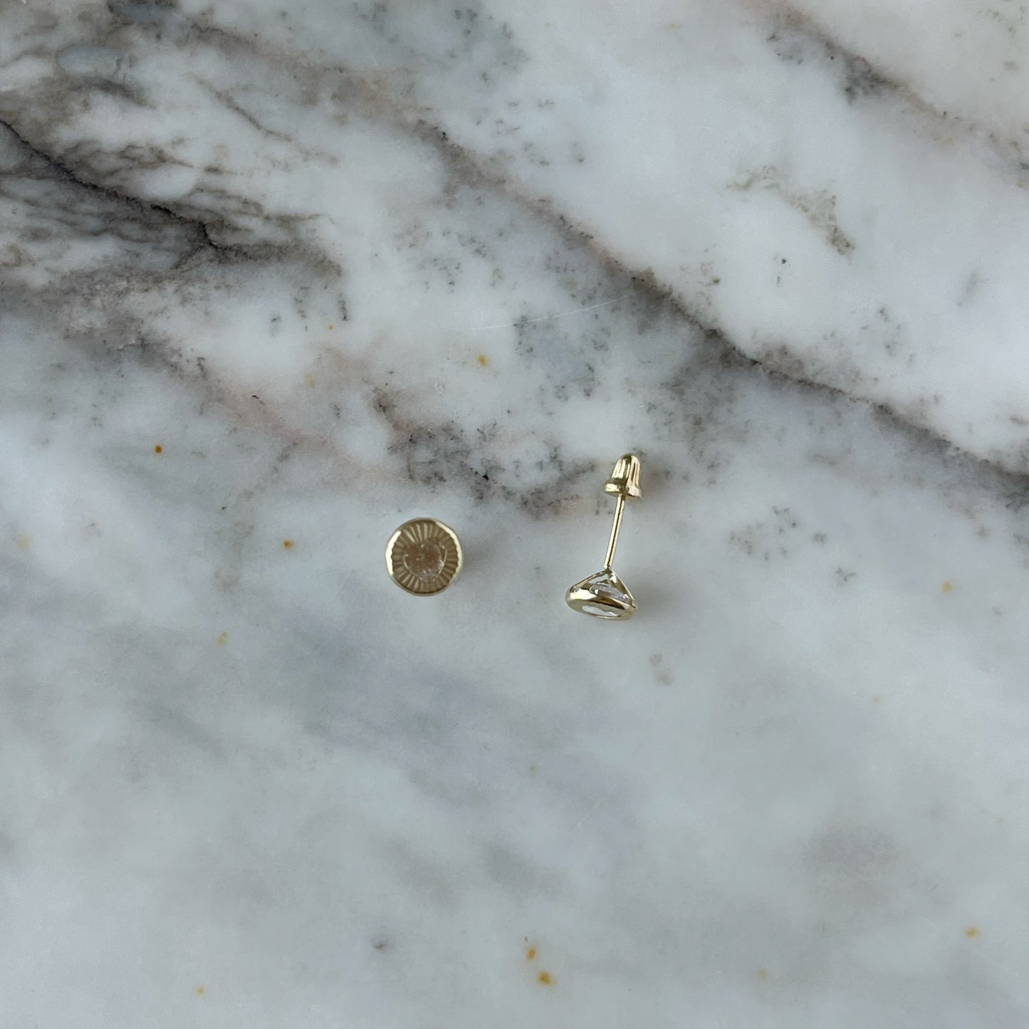 Aretes en oro amarillo 14K con círculo de rayitas y centro con corazón de circonita blanca con tope rosca