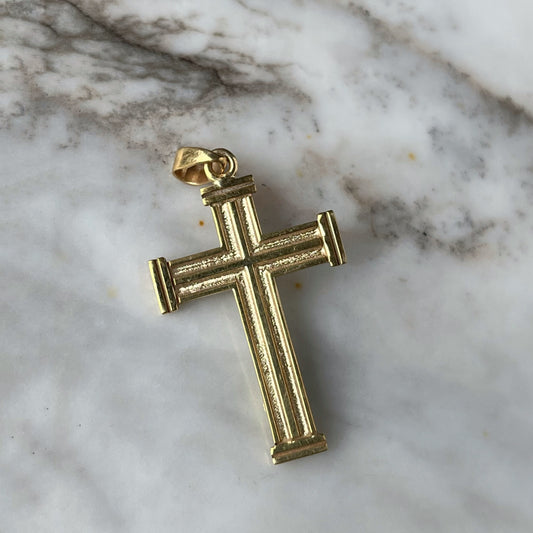 Dije de cruz romana en plata con baño de oro
