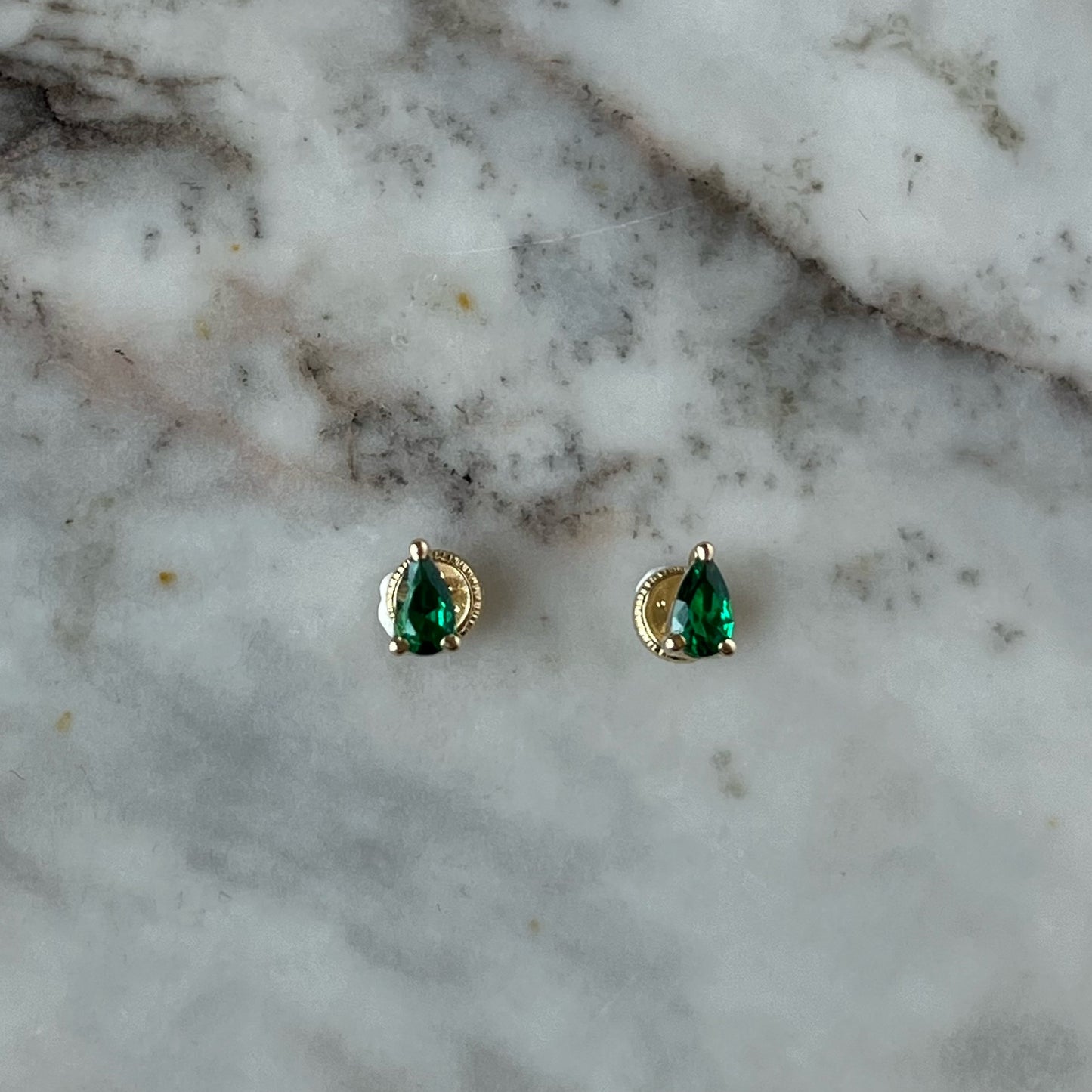 Aretes en oro amarillo 14K en forma de gota con circonita verde con tope rosca