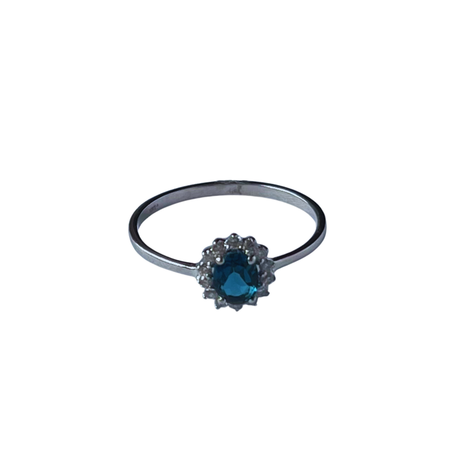 Anillo en oro blanco 10k con topacio london blue y halo de diamantes 0.11 ctw