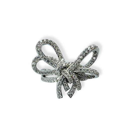 Anillo de lazo doble de plata con baño de platino y circonitas