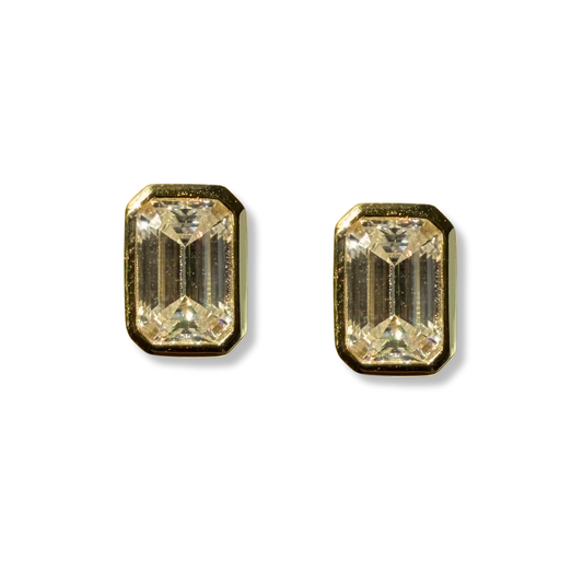 Aretes stud en plata con baño de oro con moissanita corte esmeralda biselada