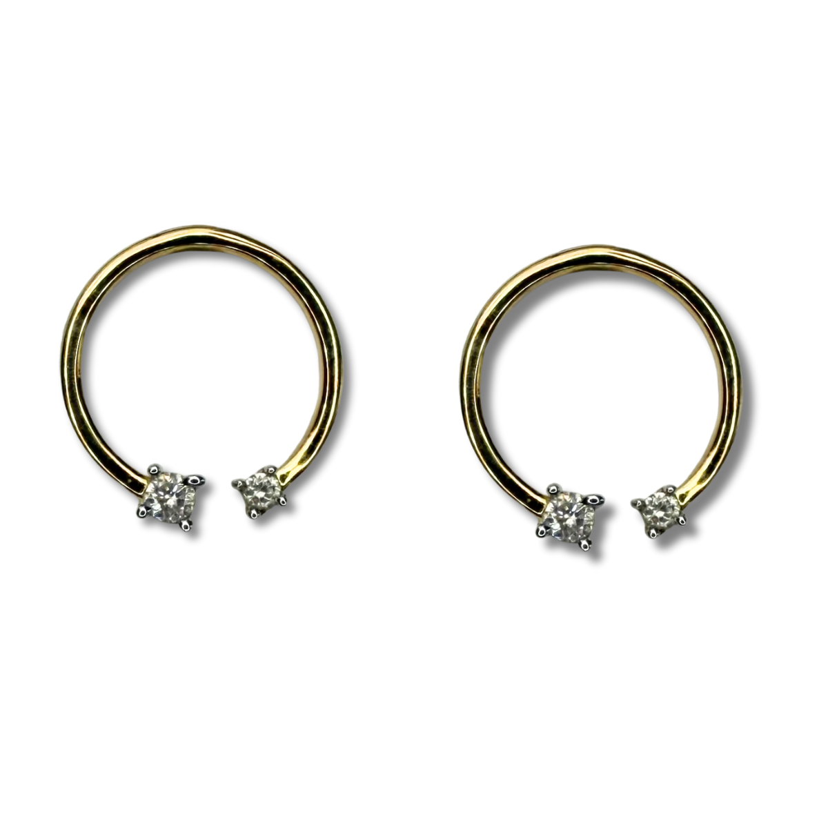 Aretes círculo abierto en plata con baño de oro amarillo con diamante de 0.14ctw