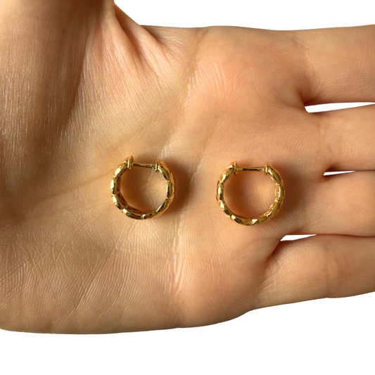 Argollas de plata con baño de oro amarillo con diseño de X y diamantes 0.05ctw